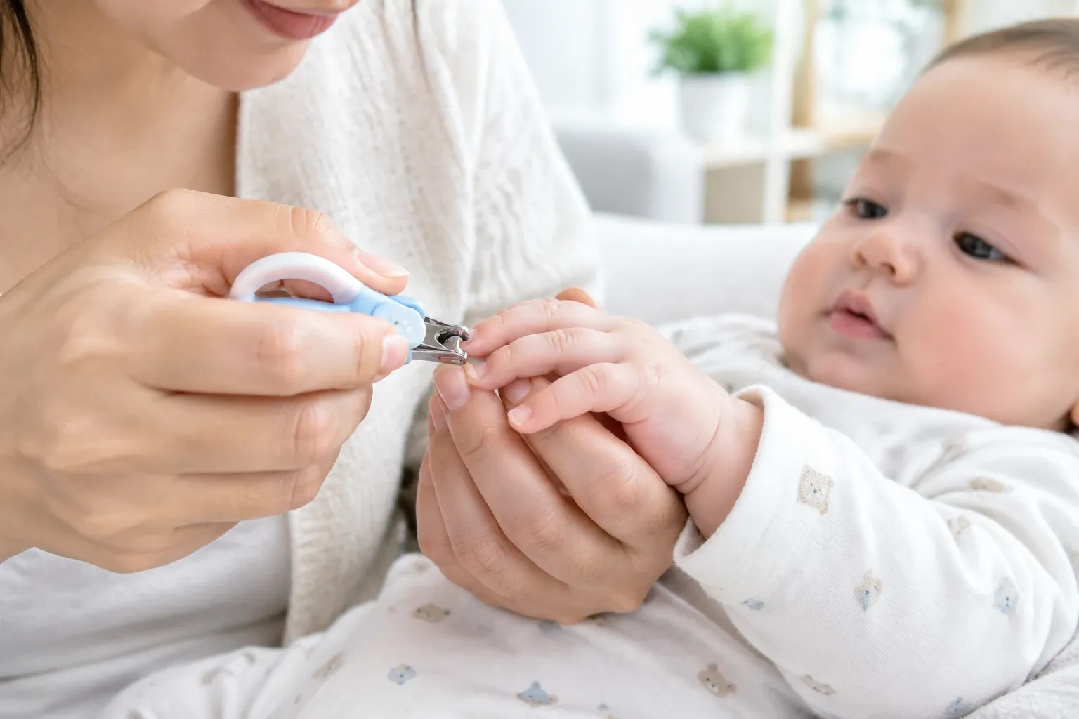 کوتاه کردن ناخن نوزاد؛ بهترین زمان و روش ایمن گرفتن ناخن نوزاد