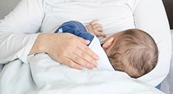چگونه مادر متوجه شود نوزاد شیرخوارش سیر شده است و شیر او کافی است ؟