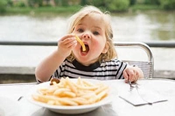 آیا کودک شما به اندازه کافی غذا می خورد